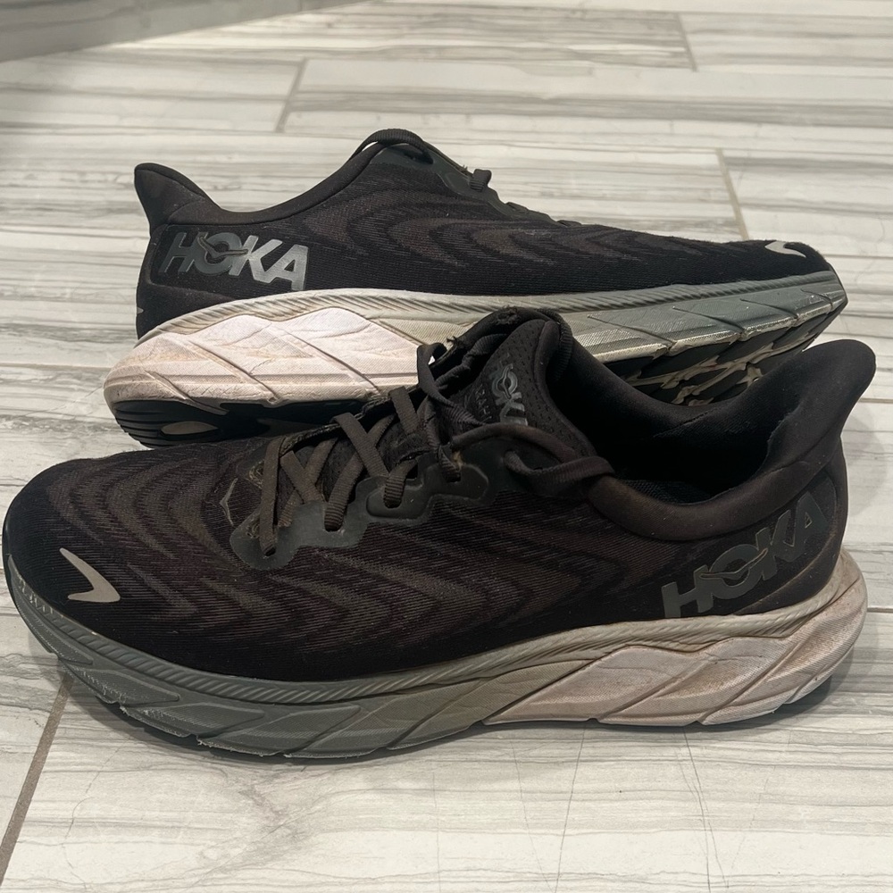 Hoka Black and Gray Arahi 6 men’s size 11